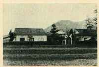 1890年改築された日置小学校校舎の写真